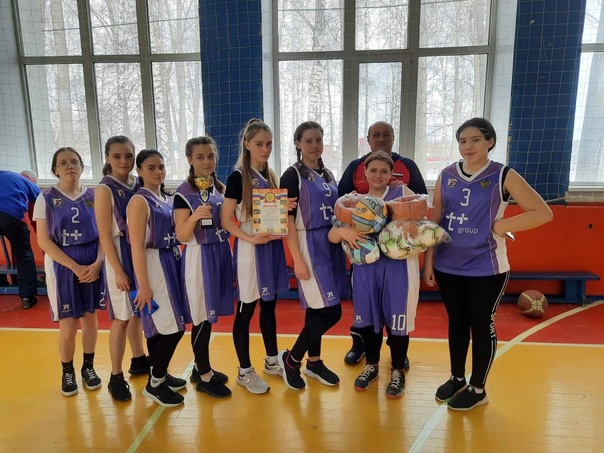 На фотографии баскетбольная команда девочек МКОО Краснореченская СШ.
